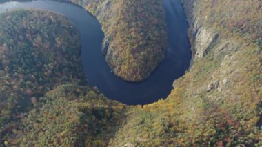 Güzel Vyhlidka Maj, Gözcü Maj, Çek Cumhuriyeti, Teletin yakınlarında. Vltava Nehri 'nin Meander' ı yukarıdan bakıldığında renkli sonbahar ormanlarıyla çevrilidir. Çek topraklarında turistik bir yer. Çek Cumhuriyeti.