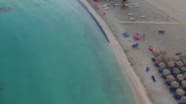 Yunanistan 'ın güneybatı Girit adasındaki Elafonissi' nin ünlü egzotik cennet kumlu zümrüt plajının panoramik hava aracı görüntüsü. Yunanistan 'ın Girit kentindeki mavi Elafonissi plajının güzel manzarası.