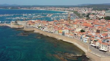Alghero 'nun eski şehri üzerinde hava görüntüleri, güzel bir günde şehir manzarası, liman ve açık deniz manzaralı. Alghero, İtalya. Alghero, Sardinya, İtalya 'nın panoramik hava manzarası. 