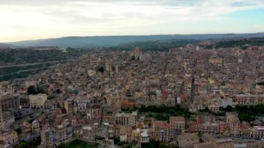 Modica, Sicilya, İtalya 'nın havadan görünüşü. Modica (Ragusa Eyaleti), Barok kasabasının manzarası. Sicilya, İtalya. Yukarıdan antik şehir Modica, Sicilya, İtalya
