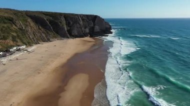Praia Grande, Portekiz sahilinde gün batımı. Portekiz 'deki Praia Grande plajında güzel bir günbatımı. Praia Grande plajı. Atlantik sahili manzarası ve büyük dalgalar. Colares, Sintra, Portekiz. 