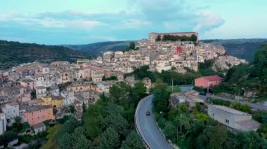 Ragusa (Ragusa Ibla), İtalya 'nın Sicilya adasındaki UNESCO miras kasabası. Ragusa İbla 'nın yukarıdan görünüşü, Ragusa ili, Val di Noto, Sicilya, İtalya. 