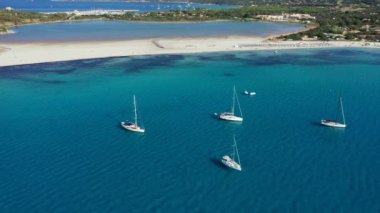 İtalya 'da Villasimius, Sardinya (Sardegna) adasında kumlu sahil, deniz ve yatların panoramik manzarası. Tatiller, Sardunya 'nın en iyi plajları. Porto Giunco Plajı, Villasimius, Sardunya.