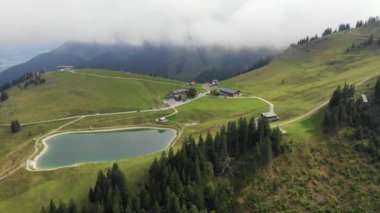 Bayrischzell belediyesi hava manzaralı, Osterhofen kasabası manzaralı. Alman güzel doğası ve yeşil ormanları, Bavyera, Almanya. Alplerdeki Bayrischzell köyü, Bavyera Almanya.