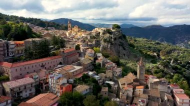 Novara di Sicilya şehrinin muhteşem manzarası. Novara di Sicilya 'nın, Sicilya' nın, İtalya 'nın, Avrupa' nın hava manzarası. Dağ köyü Novara di Sicilya, İtalya.