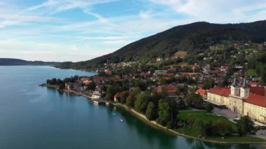 Tegernsee, Almanya. Tegernsee Gölü, Rottach-Egern (Bavyera), Almanya, Avusturya sınırına yakın. Bavyera Alpleri 'ndeki 