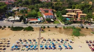 Skala, Yunanistan 'ın Kefalonia adasındaki en iyi plaj bölgelerinden biri. Skala sahilinin muhteşem manzarası. Yunanistan 'ın Kefalonia kentinde yumuşak kum ve turkuaz suyu bulunan Skala plajı.