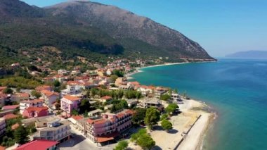 Yunanistan 'ın Kefalonia adasındaki Poros kentinin havadan görünüşü. Günün ortasında Poros City 'de. Sefalonya ya da Kefalonya adası, İyon Denizi, Yunanistan. Poros Köyü, Kefalonia Adası, İyon Adaları, Yunanistan.