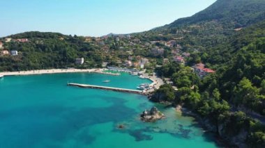 Yunanistan 'ın Kefalonia adasındaki Poros kentinin havadan görünüşü. Günün ortasında Poros City 'de. Sefalonya ya da Kefalonya adası, İyon Denizi, Yunanistan. Poros Köyü, Kefalonia Adası, İyon Adaları, Yunanistan.