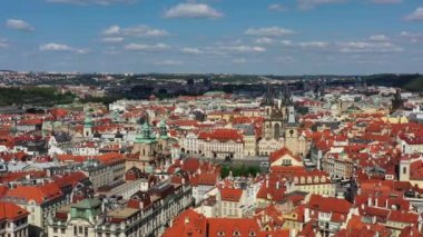 Prag güzel panoramik güneşli hava aracı Prag Eski Şehir Meydanı üzerinde Tyn ve Prag Astronomik Saat Kulesi 'nden önce Our Lady Kilisesi ile. Prag, Çek Cumhuriyeti 'nin kırmızı çatıları üzerinde İHA uçuşu.