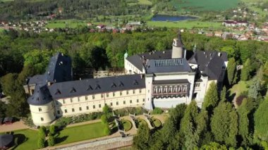 Ortaçağ kalesi Zbiroh 'un en iyi manzarası. Çek Cumhuriyeti. Rokycany Bölgesi, Pilsen Bölgesi, Çek Cumhuriyeti 'nde ortaçağ Zbiroh Şatosu' nun heybetli manzarası.