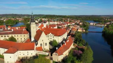 Ünlü Ana Meydanı (UNESCO Dünya Mirası Alanı) olan küçük Çek kasabası Telc 'in havadan manzarası. Eski kasaba Telc 'in hava manzarası, Güney Moravya, Çek. Çek Cumhuriyeti 'nin Telc Tarihi Merkezi.
