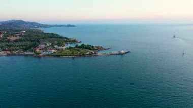 Yunanistan 'ın Lassi, Argostoli, Kefalonia adasındaki Saint Theodore Deniz Feneri' nin havadan görünüşü. Kefalonia adasındaki Saint Theodore deniz feneri, Argostoli kasabası, Yunanistan, Avrupa.