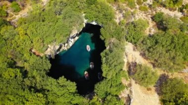 Yunanistan 'ın Kefalonia adasındaki ünlü Melissani Gölü. Yunanistan 'ın Kefalonia adasındaki Karavomylos köyündeki Melissani Mağarası' nın (Melissani Gölü) tepesinde. Melissani Mağarası yukarıdan görüldü.