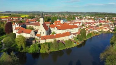 Ünlü Ana Meydanı (UNESCO Dünya Mirası Alanı) olan küçük Çek kasabası Telc 'in havadan manzarası. Eski kasaba Telc 'in hava manzarası, Güney Moravya, Çek. Çek Cumhuriyeti 'nin Telc Tarihi Merkezi.