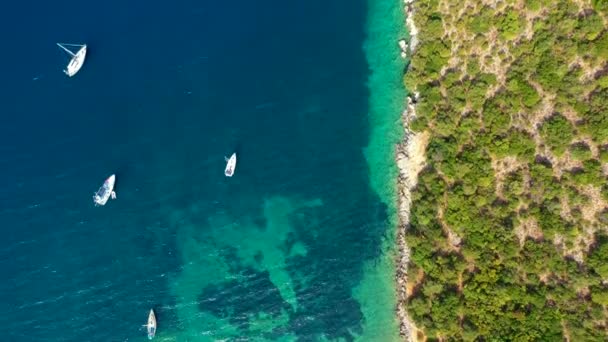 Yacht Αγκυροβόληση Κρυστάλλινα Γαλαζοπράσινα Νερά Μπροστά Από Τροπικό Νησί Εναλλακτικό — Αρχείο Βίντεο