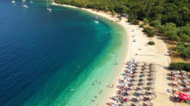 Yunanistan 'ın Kefalonia adasındaki Antisamos plajında kristal berraklığında masmavi bir su. Kefalonya adası, İyon adası, Cephalonia, Antisamos plajı, Yunanistan 'da Antisamos plajı olan güzel bir sahil.. 