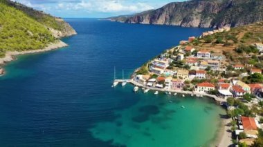 Yunanistan, Kefalonia 'daki Assos köyü. Akdeniz 'de turkuaz renkli körfez Kefalonya, Yunanistan, İyon adası, Cephalonia, Assos köyü Assos köyünde güzel renkli evleri var..