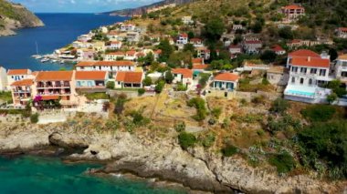 Yunanistan, Kefalonia 'daki Assos köyü. Akdeniz 'de turkuaz renkli körfez Kefalonya, Yunanistan, İyon adası, Cephalonia, Assos köyü Assos köyünde güzel renkli evleri var..