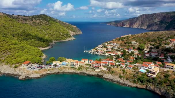 Assos Dorp Kefalonia Griekenland Turkoois Gekleurde Baai Middellandse Zee Met — Stockvideo