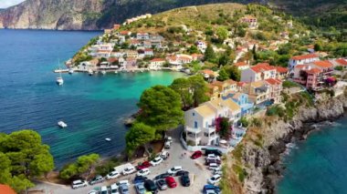 Yunanistan, Kefalonia 'daki Assos köyü. Akdeniz 'de turkuaz renkli körfez Kefalonya, Yunanistan, İyon adası, Cephalonia, Assos köyü Assos köyünde güzel renkli evleri var..