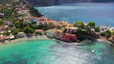 Yunanistan 'ın Cefalonia kentindeki Assos adasındaki güzel ve renkli geleneksel balıkçı köyünün insansız hava aracı görüntüsü. Sefalonya 'daki Assos Yarımadası (Kefalonia), Yunanistan