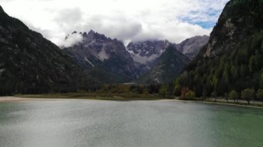 Lake Landro veya Lago di Landro Durrensee güney Dolomites , Kuzey İtalya. Shot Lake Landro veya Lago di Landro Durrensee güney Dolomites , Kuzey İtalya.