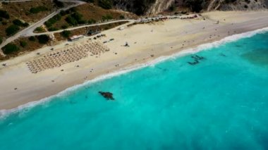 Yunanistan 'ın başkenti Kefalonia' dan ünlü Myrtos plajı. Myrtos Sahili, Kefalonia Adası, Yunanistan. Myrtos Sahili, İyon Adası, Kefalonya (Cephalonia), Yunanistan.