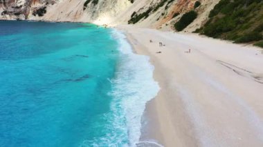 İkonik turkuaz ve safirden oluşan hava aracı videosu ve Myrtos, Kefalonia (Cephalonia) adası plajı, İyonya, Yunanistan. Myrtos Sahili, Kefalonia Adası, Yunanistan. Myrtos plajının güzel manzarası.