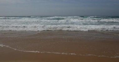Praia da Bordeira ve gelgit veya Portekiz'de Pontal da Carrapateira yürüyüş iz parçası oluşturan boardwalks. Portekizce Praia da Bordeira Amazing görünümü. Bordeira, Algarve, Portekiz.