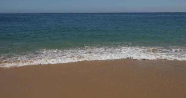 Blue Ocean Wave på sandstrand. Mjuk våg av blått hav på sandstrand. Bakgrund. Toppen utsikt över vackra stranden med lugn våg, hav och hav bakgrund, sommarsemester koncept. — Stockvideo