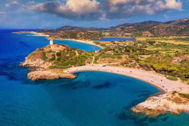 Uçan İHA 'dan Torre di Chia manzarası. Torre di Chia kulesiyle Akropoli di Bithia. Sardunya adasının havadan görünüşü, İtalya, Avrupa. Chia Sahili Panoraması, Sardunya, İtalya. 
