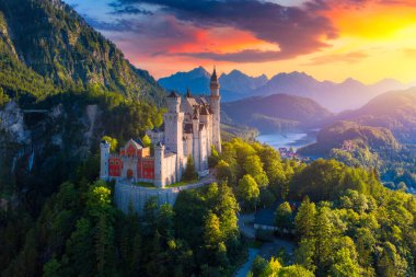 Fussen, Bavyera, Almanya yakınlarındaki Neuschwanstein Kalesi 'nin hava manzarası. Günbatımında Neuschwanstein Şatosu, Almanya. Neuschwanstein kalesi en popüler saraylardan biridir..