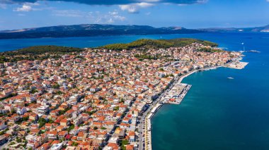 Argostoli 'nin (Argostolion), ünlü şehir ve başkenti Cefalonia' nın (Kefalonia), İyon adalarının insansız hava aracı görüntüsü. Argostoli kasabası, Yunanistan 'ın Kefalonia adasının eski belediyesi.