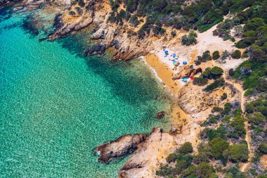 Chia Bay, Sardinya, İtalya 'dan Cipolla plajı. Güzel sahil manzarası di Cala Cipolla, Sardinya Adası, İtalya. Güzel deniz ve sahil di Cala Cipolla, Chia Körfezi, Sardinya Adası, İtalya
