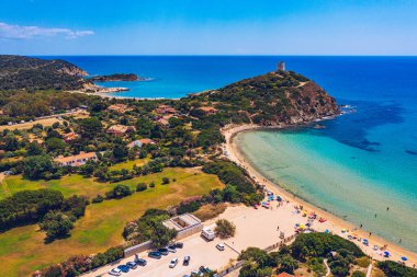 Chia, Sardinya, İtalya 'nın harika plajlarının manzarası. Güzel Chia Körfezi manzarası ve harika plajlar, Sardunya Adası, İtalya. Su Guideu sahilindeki güzel deniz ve körfez, Sardunya adası, İtalya