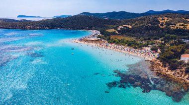 İtalya, Sardunya 'da güzel bir günde, Tuerredda sahilinin hava görüntüsü. Sardegna 'daki Tuerredda' nın hava aracı görüntüsü. Teulada yakınlarındaki Sardinya 'nın güneyindeki ünlü Tuerredda plajı. Sardunya, İtalya.