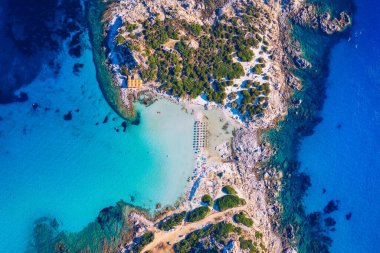 Sardunya Maliyeti: Punta Molentis Yarımadası. Punta Molentis, Villasimius, Sardinya, İtalya 'daki güzel sahil manzarası. Punta Molentis, Sardunya Adası, İtalya 'da kumlu sahili olan güzel bir koy..