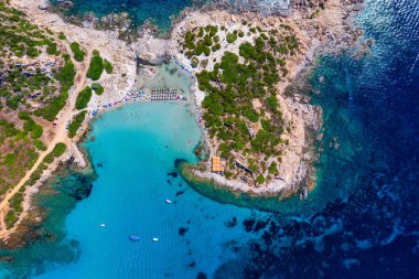 Sardunya Maliyeti: Punta Molentis Yarımadası. Punta Molentis, Villasimius, Sardinya, İtalya 'daki güzel sahil manzarası. Punta Molentis, Sardunya Adası, İtalya 'da kumlu sahili olan güzel bir koy..