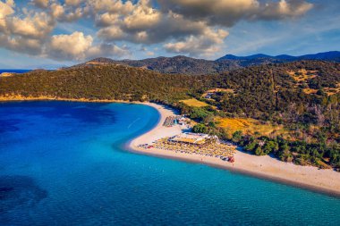 İtalya, Sardunya 'da güzel bir günde, Tuerredda sahilinin hava görüntüsü. Sardegna 'daki Tuerredda' nın hava aracı görüntüsü. Teulada yakınlarındaki Sardinya 'nın güneyindeki ünlü Tuerredda plajı. Sardunya, İtalya.