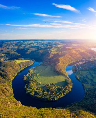 Çek Cumhuriyeti 'nin Solenice bakış açısından Vltava Nehri at nalı şeklindeki görüntüsü. Zduchovice, Solenice, Prag, Çek Cumhuriyeti 'ne yakın, seyahat merkezleri arasında saklı mücevher.