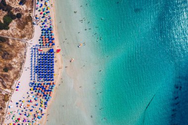 Pelosa Sahili 'nin (Spiaggia Della Pelosa) göz kamaştırıcı hava manzarası. Stintino, Sardinya, İtalya. La Pelosa plajı, Sardinya, İtalya. La Pelosa plajı, muhtemelen İtalya 'nın en güzel plajı.