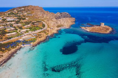 Torre della Pelosa ve Capo Falcone ile Pelosa Sahili 'nin (Spiaggia Della Pelosa) göz kamaştırıcı hava manzarası. Stintino, Sardinya, İtalya. La Pelosa plajı, muhtemelen İtalya 'nın en güzel plajı.