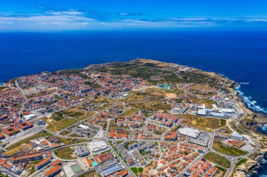 Peniche Kalesi, Peniche Yarımadası, Portekiz 'in havadan görünüşü. Portekiz 'in Atlantik okyanus kıyısındaki Peniche şehir binaları.