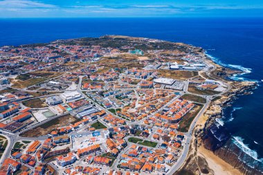 Peniche Kalesi, Peniche Yarımadası, Portekiz 'in havadan görünüşü. Portekiz 'in Atlantik okyanus kıyısındaki Peniche şehir binaları.