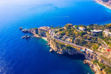 Taormina İtalya 'nın Sicilya adasında bir şehirdir. Taormina şehri üzerinde Etna Dağı, Messina, Sicilya. İtalya 'nın Sicilya adasının doğu kıyısındaki Başkent Messina' da bulunan Taormina manzarası.