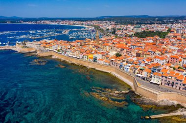 Alghero 'nun eski şehri üzerindeki hava manzarası, Alghero manzarası liman ve açık deniz manzaralı güzel bir gün. Alghero, İtalya. Alghero, Sardinya, İtalya 'nın panoramik hava manzarası. 