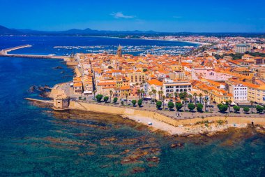 Alghero 'nun eski şehri üzerindeki hava manzarası, Alghero manzarası liman ve açık deniz manzaralı güzel bir gün. Alghero, İtalya. Alghero, Sardinya, İtalya 'nın panoramik hava manzarası. 