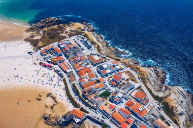 Portekiz 'in batı kıyısındaki okyanusun kıyısındaki Baleal naer Peniche adasının havadan görünüşü. İnanılmaz plajları ve sörfçüleri olan Baleal Portugal. Portekiz Baleal 'in havadan görünüşü.