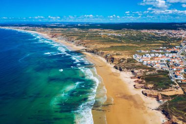 Campismo plajı, Dunas plajı ve Portekiz 'in batı kıyısındaki Atlantik Okyanusu kıyısında Peniche yakınlarında bulunan Baleal Adası. Portekiz, Peniche yakınlarındaki Baleal yarımadasındaki güzel Baleal plajı..